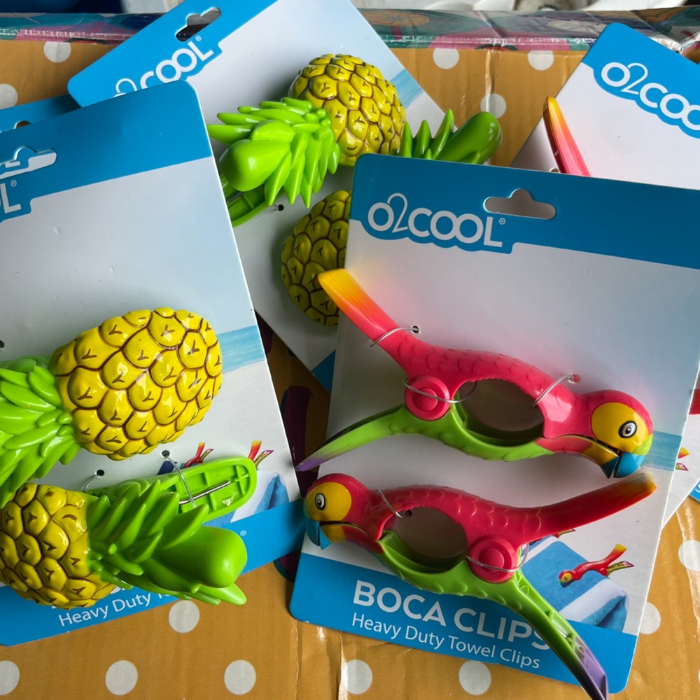 NWT Beach Towel O2Cool Boca Clips - Parrots and Pineapples